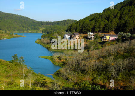 Erstaunliche Szene am See Tuyen Lam, Dalat, Vietnam, Resort in Pinienwald, Villen in Da Lat Landschaft, wunderbare Ökotourismus mit reinen Umgebung Stockfoto