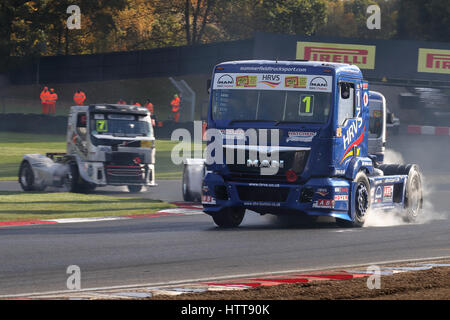 Mat Summerfield fahren seine MAN TGX Nr. 1 Runde Clearways Ecke in Brands Hatch Rennstrecke einschalten. Stockfoto