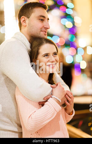 Netter Mann mit Frau umarmen Stockfoto