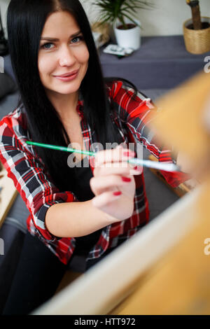 Brünette mit Pinsel in Händen Stockfoto