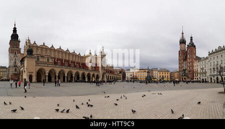 Krakauer Tuchhallen und Marktplatz mit St. Marys Basilica Pana Polen Stockfoto