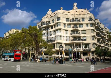 Sightseeing-Bus in der Nähe von La Pedrera oder Casa Mila Gebäude in Barcelona, Spanien Stockfoto