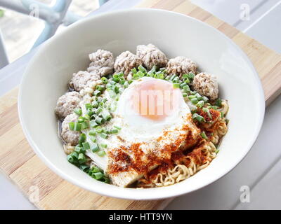 Geschlossen bis Nudelsuppe mit Hackfleisch und Zwiebeln Stockfoto
