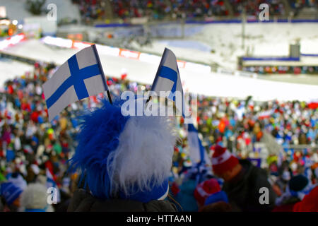 Publikum im Lahti2017 FIS Nordischen Ski-WM Skispringen beobachten. Stockfoto