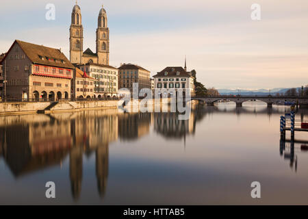 Grossmünster, Helmhaus, Brücke und Alpen: ein Ausblick Stockfoto