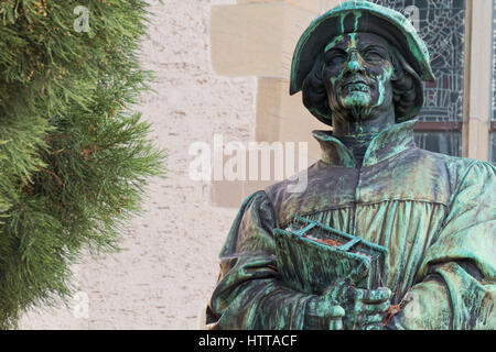 Bronzestatue von Huldrych Zwingli (1484-1531), in der Nähe der Wasserkkirche, Zürich, Schweiz Stockfoto