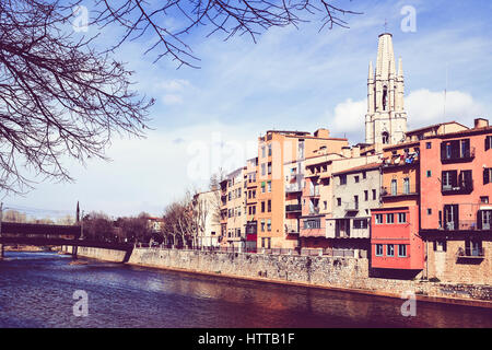 ein Blick auf den Fluss Onyar als es durchläuft Girona in Spanien, und einige der Eigenschaften bunten Häuser der Altstadt, Hervorhebung über t Stockfoto