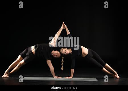 Durchführung von Acroyoga paar Stockfoto