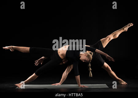 Durchführung von Acroyoga paar Stockfoto