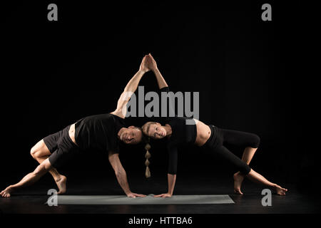 Durchführung von Acroyoga paar Stockfoto