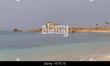 Ein Fischer auf einem Gebiet von Maritima Nationalpark in Caesarea, Israel Stockfoto