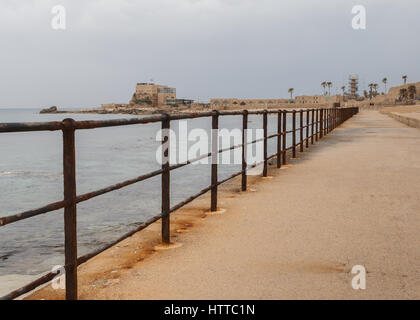 Ein Fischer auf einem Gebiet von Maritima Nationalpark in Caesarea, Israel Stockfoto