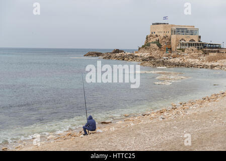 Ein Fischer auf einem Gebiet von Maritima Nationalpark in Caesarea, Israel Stockfoto