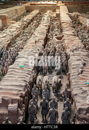 China. Mehr als achttausend Full-Size-Tonfiguren von Kriegern, Pferden und Wagen wurden in der Nähe des Mausoleums des Kaisers Qin Shi Huang in Xi begraben " Stockfoto