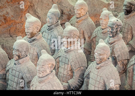 Mehr als achttausend Full-Size-Tonfiguren von Kriegern, Pferden und Wagen wurden in der Nähe des Mausoleums des Kaisers Qin Shi Huang in Xian begraben. Stockfoto