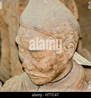 Mehr als achttausend Full-Size-Tonfiguren von Kriegern, Pferden und Wagen wurden in der Nähe des Mausoleums des Kaisers Qin Shi Huang in Xian begraben. Stockfoto