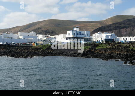 Ansicht von Orzola aus die Fähre von La Graciosa Stockfoto