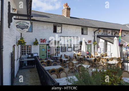 Das Ferienhaus Tea Rooms-Café neben der Dee-Brücke in Llangollen Wales an den Ufern des Flusses Dee Stockfoto