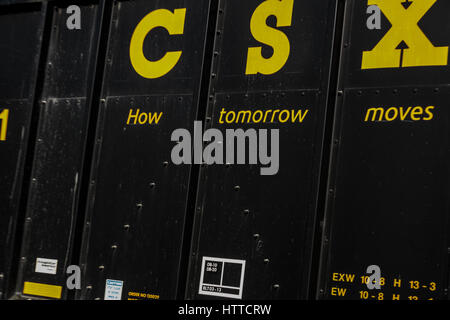 Offenen Trichter Auto CSX Zug in Gaithersburg, Maryland Summit Avenue Kreuzung Stockfoto