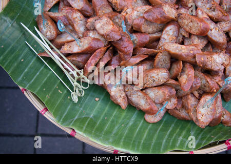 Sai-Ua oder nördlichen Thai Wurst oder Chiang Mai Wurst Scheibe auf Bananenblatt Stockfoto