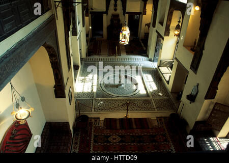 Historischen Gayer Anderson House, Platt Marmor Wohnzimmer mit reich verzierten Brunnen, Kairo, Ägypten Stockfoto
