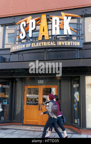 Zwei junge Frauen vorbei gehen. die Zündkerzen Museum der elektrischen Erfindung in der Innenstadt von Bellingham, Washington State, USA Stockfoto