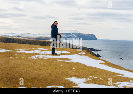 Jungen gutaussehenden Mann das Meer suchen, st Ninian, Shetlandinseln, Schottland Stockfoto