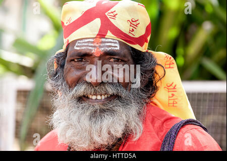 Goa, Indien - Januar 2008 - lächelnd Porträt eines indischen Sadhu, Heiliger Mann, mit traditionellen bemaltem Gesicht Stockfoto