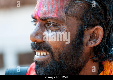 Goa, Indien - Januar 2008 - lächelnd Porträt eines indischen Sadhu, Heiliger Mann, mit traditionellen bemaltem Gesicht Stockfoto