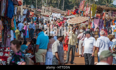 Goa, Indien - Januar 2008 - Touristen und Einheimischen Händler an der berühmten wöchentlichen Flohmarkt in Anjuna, Goa Stockfoto