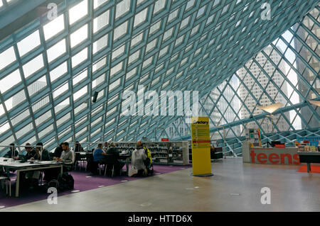 Menschen im Wohnzimmer auf Ebene 3 des Seattle Central Library Gebäude in der Innenstadt von Seattle, Washington State, USA sitzt Stockfoto