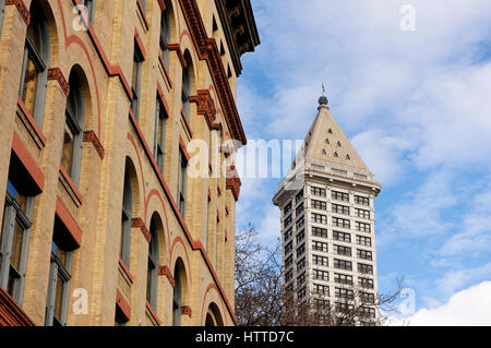 Fassade eines viktorianischen Gebäude mit der Smith Tower auf der Rückseite, Pioneer Square District, Seattle, Washington, USA Stockfoto