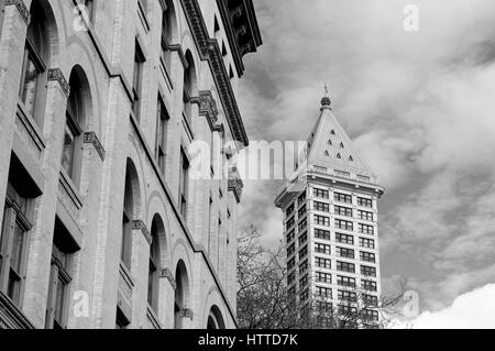 Fassade eines viktorianischen Gebäude mit der Smith Tower auf der Rückseite, Pioneer Square District, Seattle, Washington, USA Stockfoto