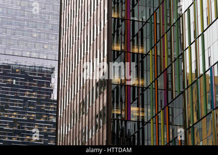 Nahaufnahme von Glas und Stahl Fassaden der Wolkenkratzer in der Innenstadt von Seattle, Washington, USA Stockfoto