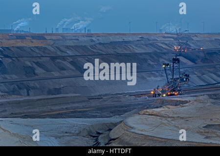 Schaufelrad Bagger in Garzweiler Tagebau Braunkohle Mineat Nacht Garzweiler, North Rhine-Westphalia, Germany, Europa Stockfoto