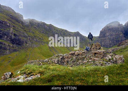 Unplugged, Mann bewundern die Schönheit der schottischen Natur Stockfoto