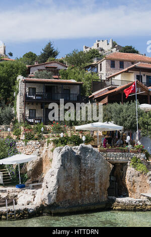 SIMENA, Türkei - 20.Mai: Kalekoy Simena Siedlung in der Uchagiz Bucht der Türkei in der Nähe von versunkenen Stadt Kekova mit Stonebuilt Häusern mit alten Ruine gemischt Stockfoto