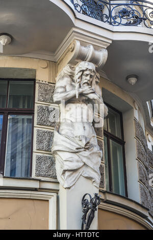 Atlas Figur auf der italienischen Botschaft, aufbauend auf die Altstadt von Riga, Hauptstadt der Republik Lettland Stockfoto