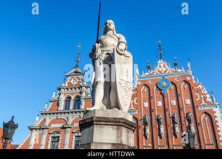 Roland-Statue am Albert Square, Altstadt von Riga, Hauptstadt der Republik Lettland. Das Schwarzhäupterhaus auf Hintergrund Stockfoto