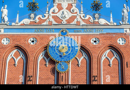 Details der Fassade mit Uhr Kalender Schwarzhäupterhaus aufbauend auf die Altstadt von Riga, Hauptstadt der Republik Lettland Stockfoto