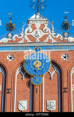 Details der Fassade mit Uhr Kalender Schwarzhäupterhaus aufbauend auf die Altstadt von Riga, Hauptstadt der Republik Lettland Stockfoto