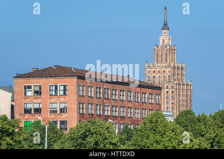 Blick vom Steinbrücke mit der lettischen Akademie der Wissenschaften, die aufbauend auf Hintergrund in Riga, Hauptstadt der Republik Lettland Stockfoto