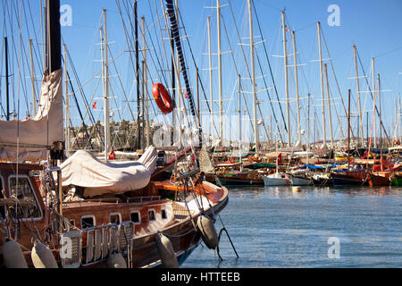 Blick auf viele Yachten (Segelboote) geparkt in Bodrum Marina. Es ist ein sonniger Sommertag. Stockfoto