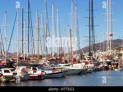 Blick auf viele Yachten (Segelboote) geparkt in Bodrum Marina. Es ist ein sonniger Sommertag. Stockfoto