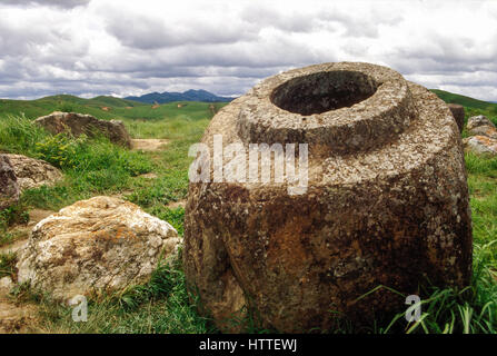 Alten Steinurnen im Tanga Hai Hin auf die Plain of Jars, eine Landschaft von Bombentrichter und nicht explodierten Minen gezeichnet. Xieng Khouang Provinz in Laos Stockfoto