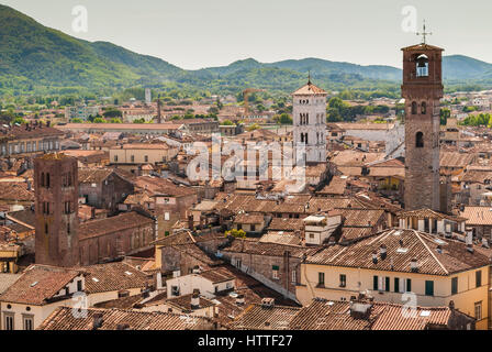 Luftaufnahme von Lucca in der Toskana; der Turm auf der rechten Seite heißt "Torre Delle Ore" Stockfoto