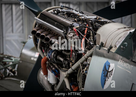Ein Hispano-Buchon zeigt seinen Rolls-Royce Merlin-Motor an der Aircraft Restoration Company, Duxford, England. Stockfoto