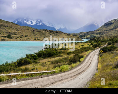 Straße entlang See Lago El Toro, Paine Hörner im Hintergrund, Torres del Paine, Patagonien, Chile Stockfoto