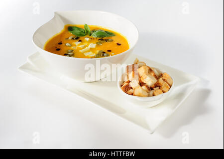 Kürbis-Suppe mit Sahne und Kürbis-Samen Stockfoto