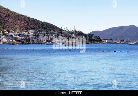 Luxus-Yachten und Segel-Boote vor Bodrum - Icmeler Stadt an einem sonnigen Sommertag geparkt. Die Stadt ist auf der Halbinsel Bodrum, erstreckt sich von Turk Stockfoto